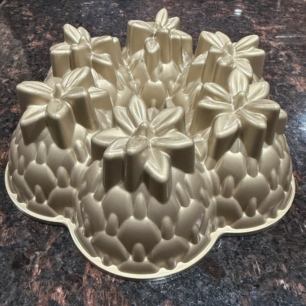 Nordic Ware Gold Aloha Pineapple Hawaii Bundt Cake Pan Cast Aluminum 10 Cup NEW